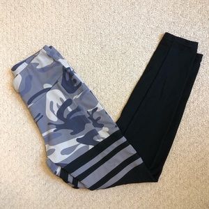 Camo and mesh high-waisted athletic leggings with pockets